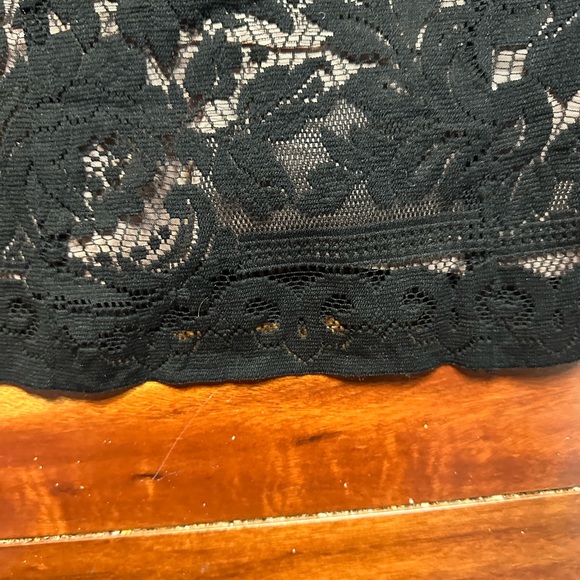 To the Max.   Size medium.  Stunning lace top with lining - Picture 4 of 6